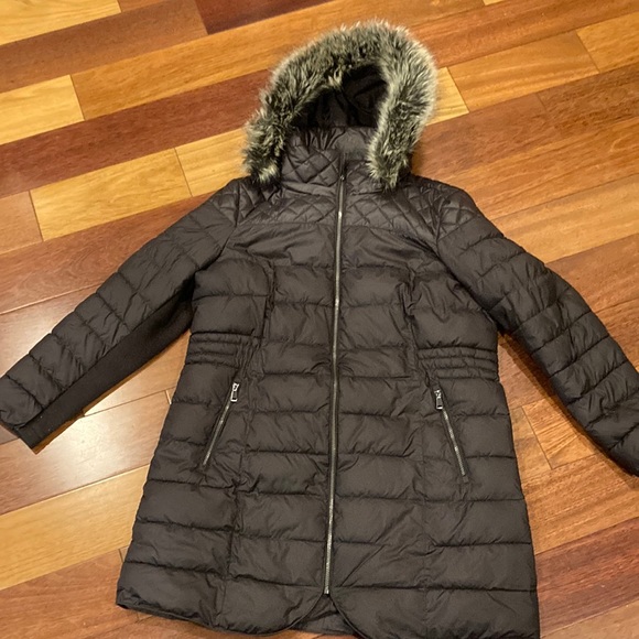 Woman’s Apt 9 hooded puffer jacket with detachable fur hood. - Picture 1 of 3